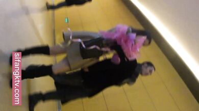 商业街一路跟踪抄底多位极品高跟美少妇各种极品骚内让人目不暇接 (2)